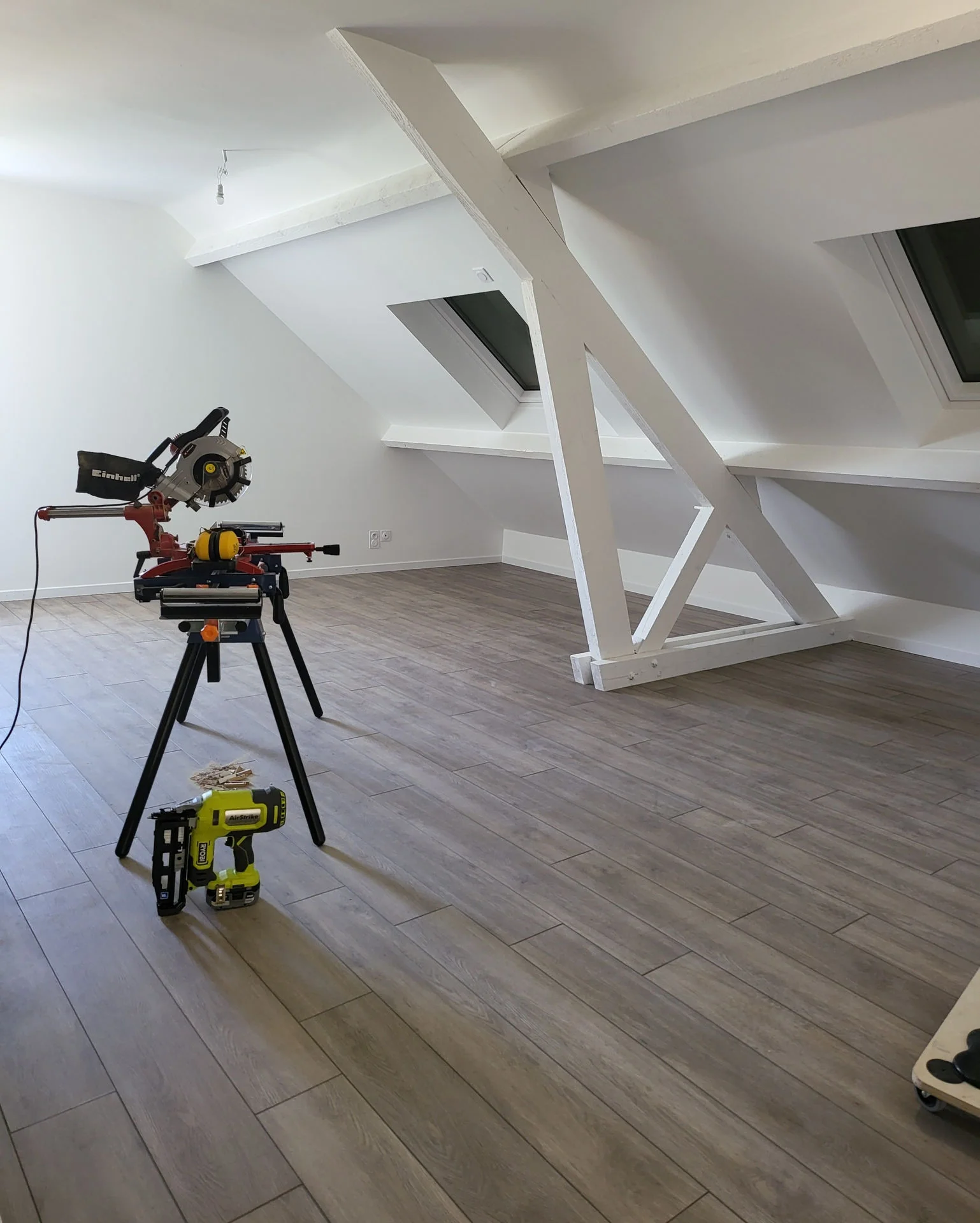 Vue du salon depuis l'entrée après peinture